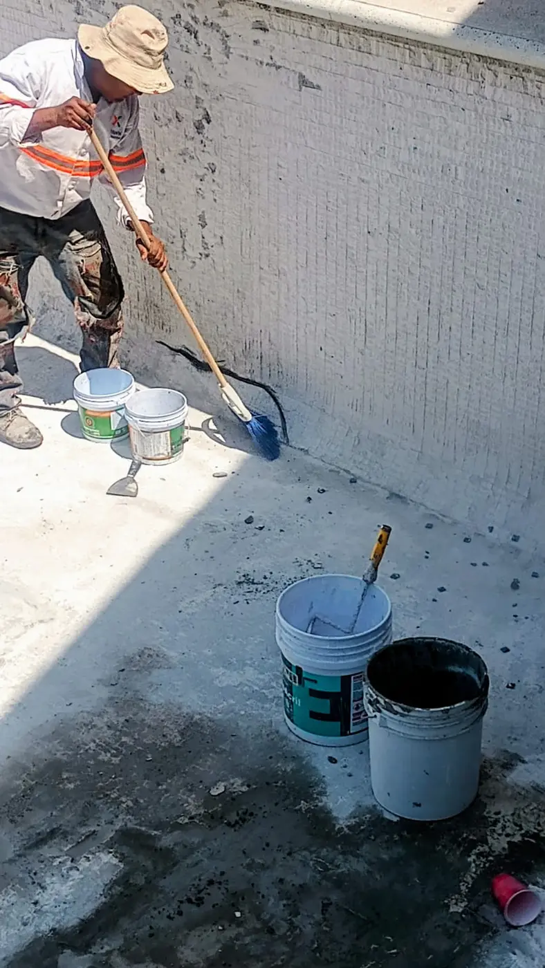 Aplicación de recubrimiento en alberca